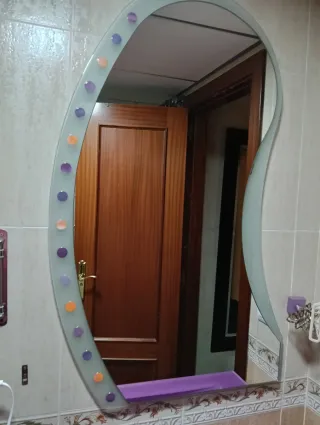 Mueble de baño con lavabo morado