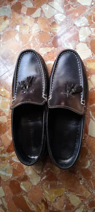 Elegante zapato náutico castellano con borlas.