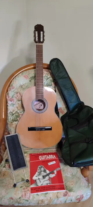Guitarra Española con funda y libro