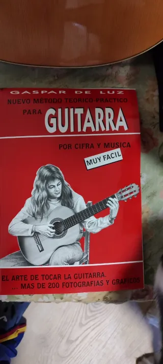 Guitarra Española con funda y libro