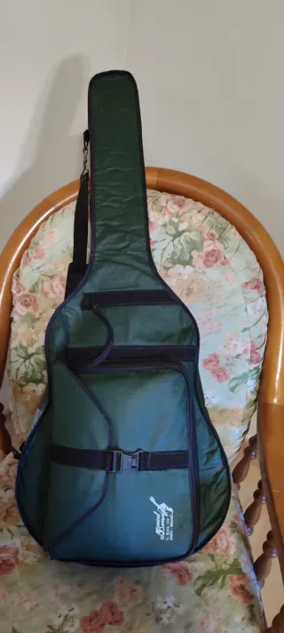 Guitarra Española con funda y libro