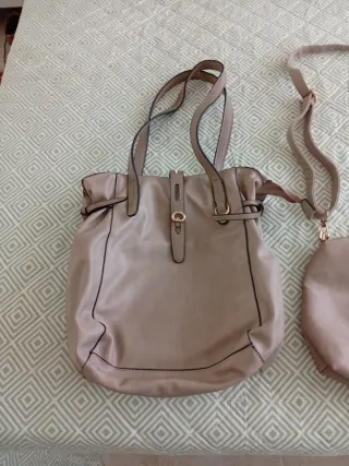 Bolso Beige con Cierre Cremallera y Bolsito