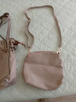Bolso Beige con Cierre Cremallera y Bolsito