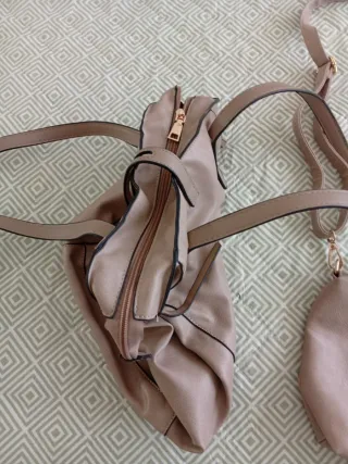 Bolso Beige con Cierre Cremallera y Bolsito