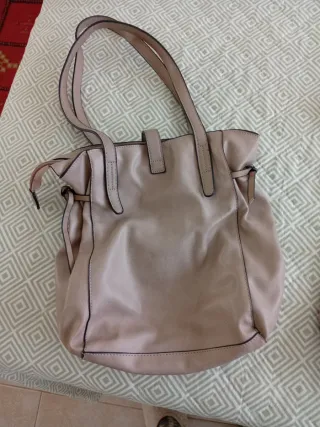 Bolso Beige con Cierre Cremallera y Bolsito