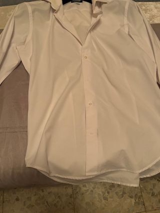 Camisa blanca talla 38 y camisa estampada talla XL
