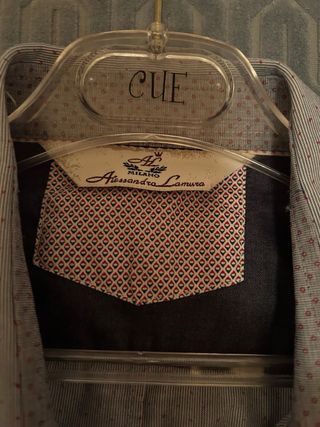 Camisa blanca talla 38 y camisa estampada talla XL