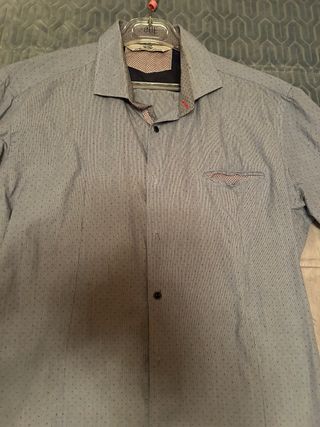 Camisa blanca talla 38 y camisa estampada talla XL