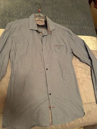 Camisa blanca talla 38 y camisa estampada talla XL