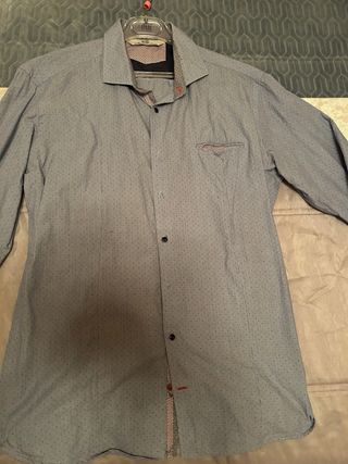 Camisa blanca talla 38 y camisa estampada talla XL