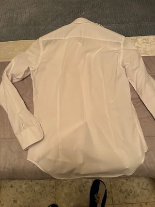 Camisa blanca talla 38 y camisa estampada talla XL