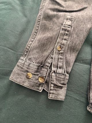 Camisa vaquera desgastada