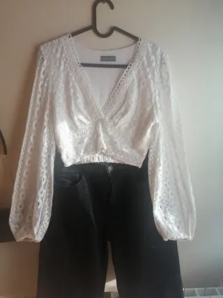 Vaquero recto Stradivarius y top blanco