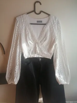 Vaquero recto Stradivarius y top blanco