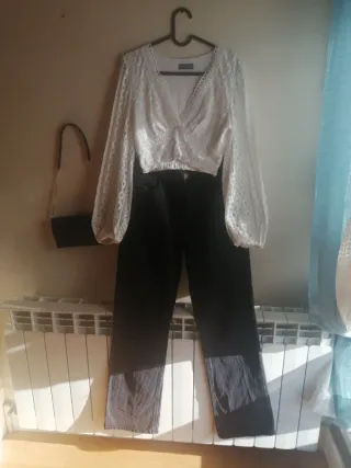 Vaquero recto Stradivarius y top blanco