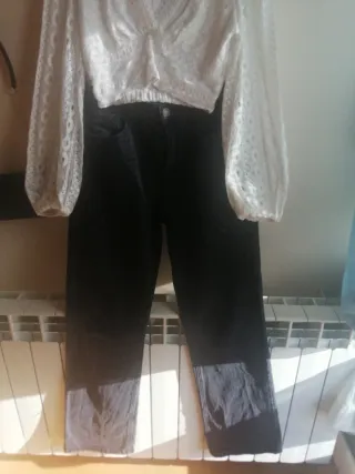 Vaquero recto Stradivarius y top blanco