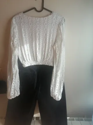 Vaquero recto Stradivarius y top blanco