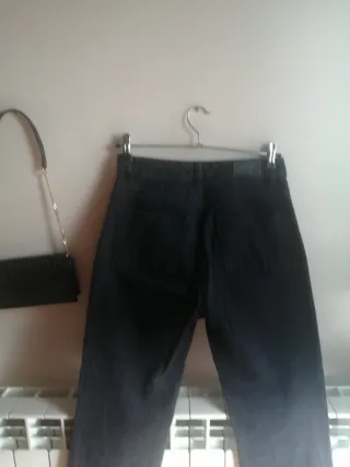 Vaquero recto Stradivarius y top blanco