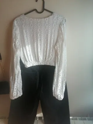 Vaquero recto Stradivarius y top blanco