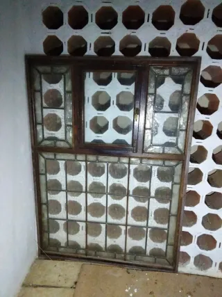 Ventana antigua de madera y cristal