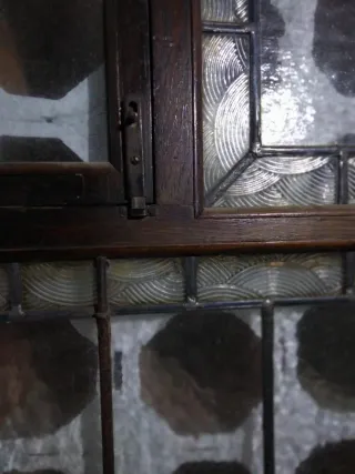 Ventana antigua de madera y cristal