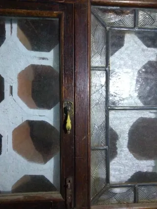 Ventana antigua de madera y cristal