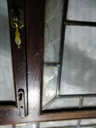 Ventana antigua de madera y cristal