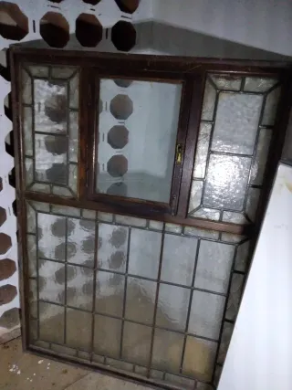 Ventana antigua de madera y cristal