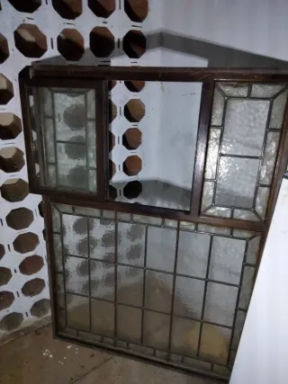 Ventana antigua de madera y cristal