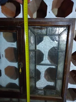 Ventana antigua de madera y cristal