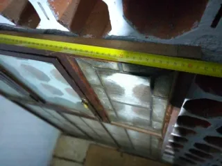 Ventana antigua de madera y cristal