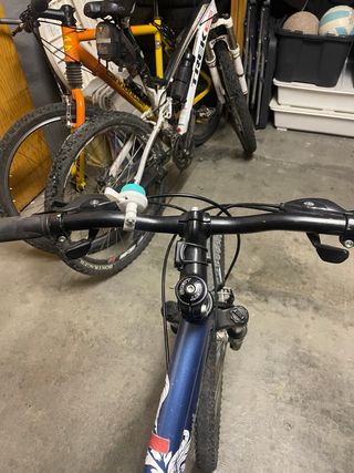 Bicicleta de montaña azul