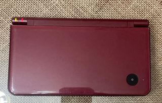 Nintendo DS XL Rojo burdeos con su cargador