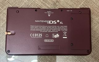 Nintendo DS XL Rojo burdeos con su cargador