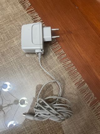 Nintendo DS XL Rojo burdeos con su cargador