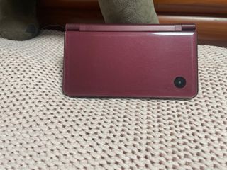 Nintendo DS XL Rojo burdeos con su cargador