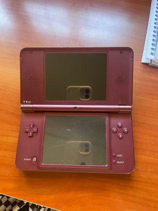Nintendo DS XL Rojo burdeos con su cargador