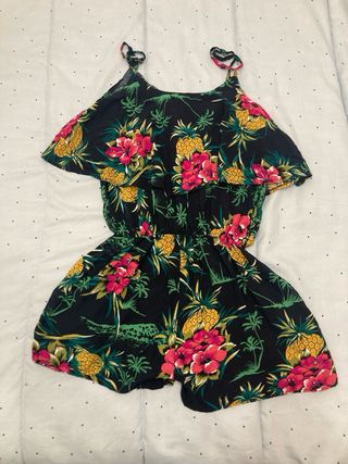 Vestiti estivi con stampa tropicale