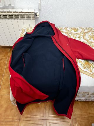 Parka larga negra y roja impermeable