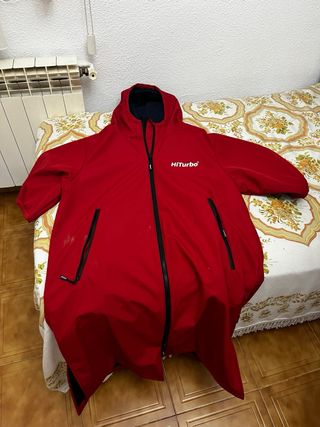 Parka larga negra y roja impermeable