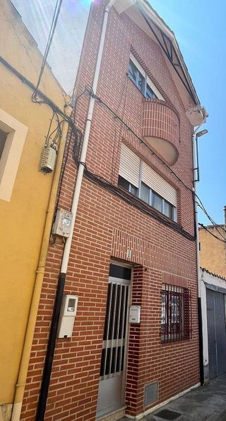 Casa adosada en venta en Valencia de Don Juan