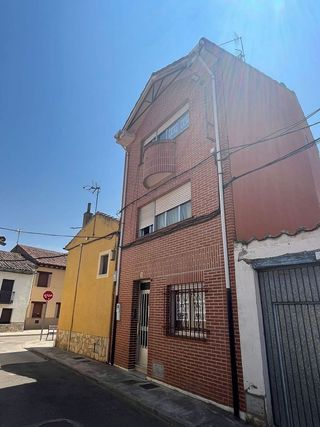 Casa adosada en venta en Valencia de Don Juan