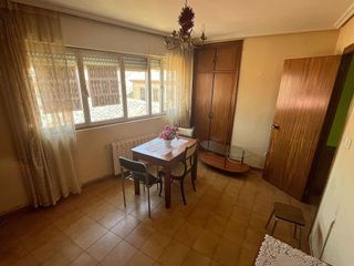 Casa adosada en venta en Valencia de Don Juan
