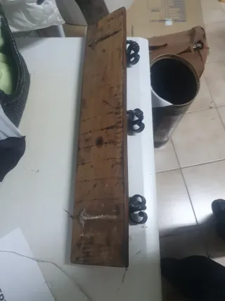 Perchero de madera con ganchos de metal 60cm