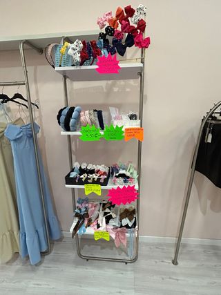 Estantería y barra para tienda de ropa