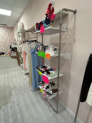 Estantería y barra para tienda de ropa