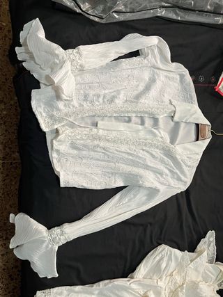 Blusa blanca manga larga volantes