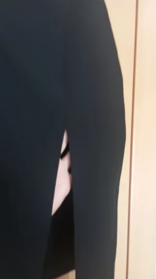 Falda negra corta con abertura