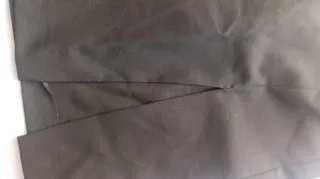 Falda negra corta con abertura