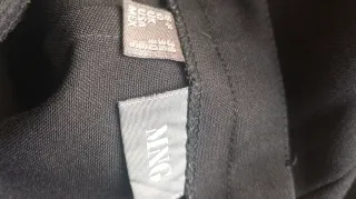 Falda negra corta con abertura